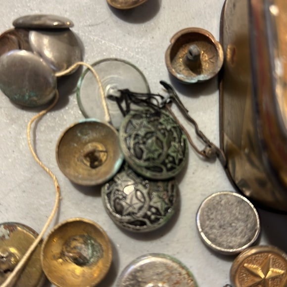 Very Old Patina Metal Buttons - Picture 6 of 8